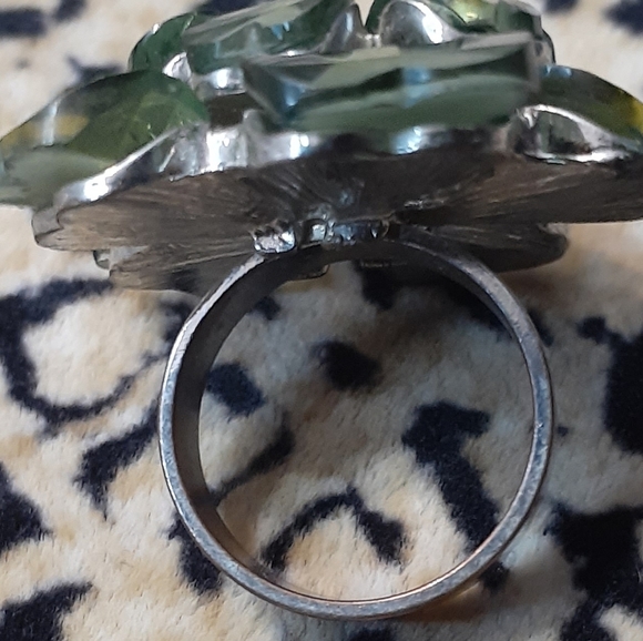 💥3/$25💥Green Sparkle Flower Ring - Picture 2 of 3